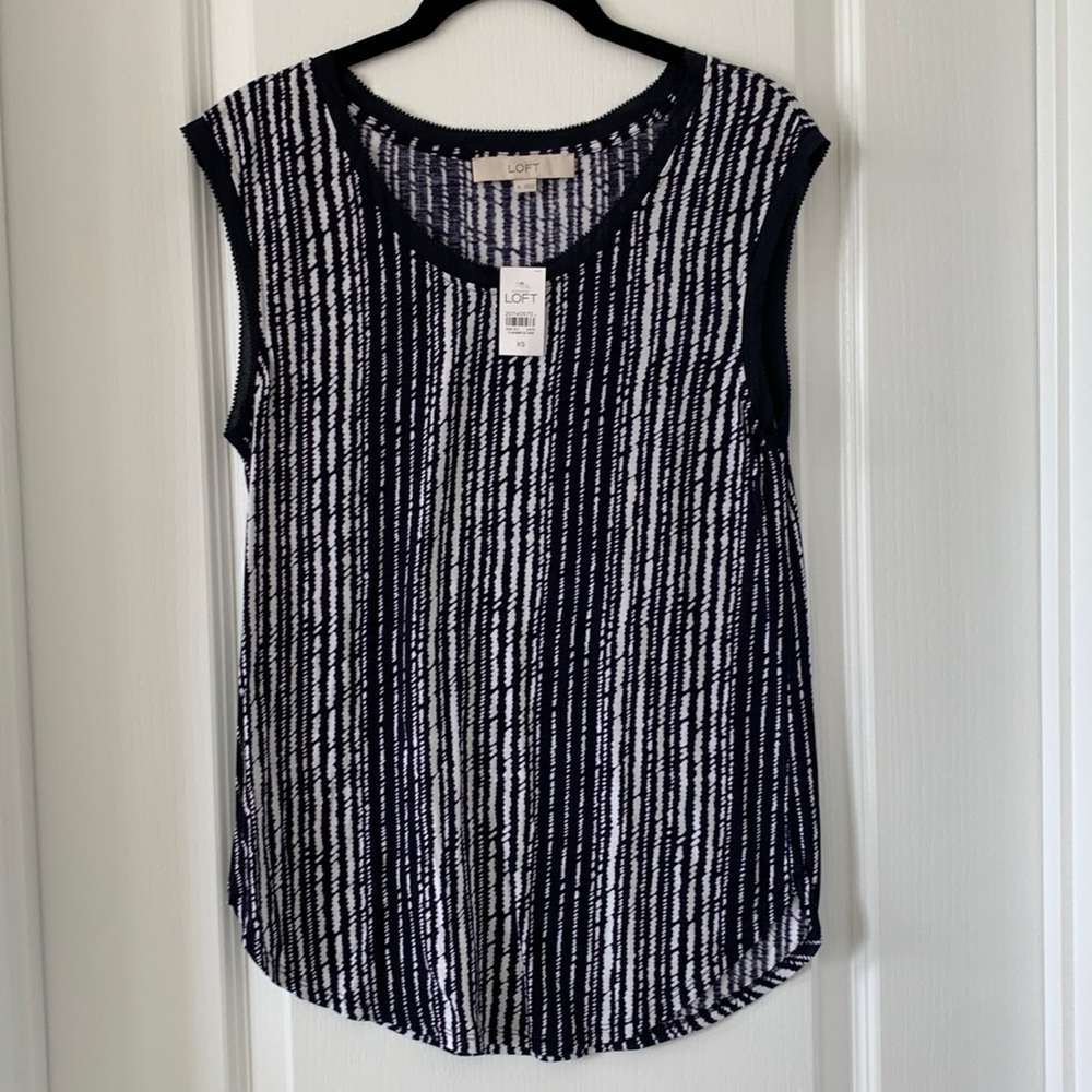 NWT LOFT Black and White Print Rayon Rounded Hem Sleeveless Top Size XS